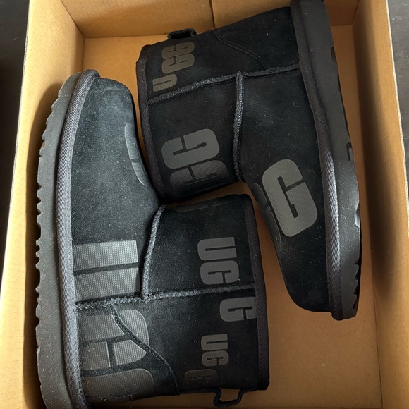 NIB • UGG • Kid’s Mini Scatter Graphic • - Picture 3 of 4
